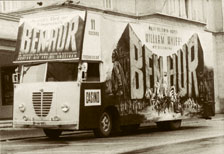 1960: Als die Bilder fahren lernten – der Werbebus vor dem Burgtheater.